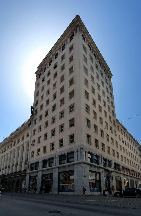 Lawyers Loft In Heritage Skyscraper ลูบลิยานา ภายนอก รูปภาพ